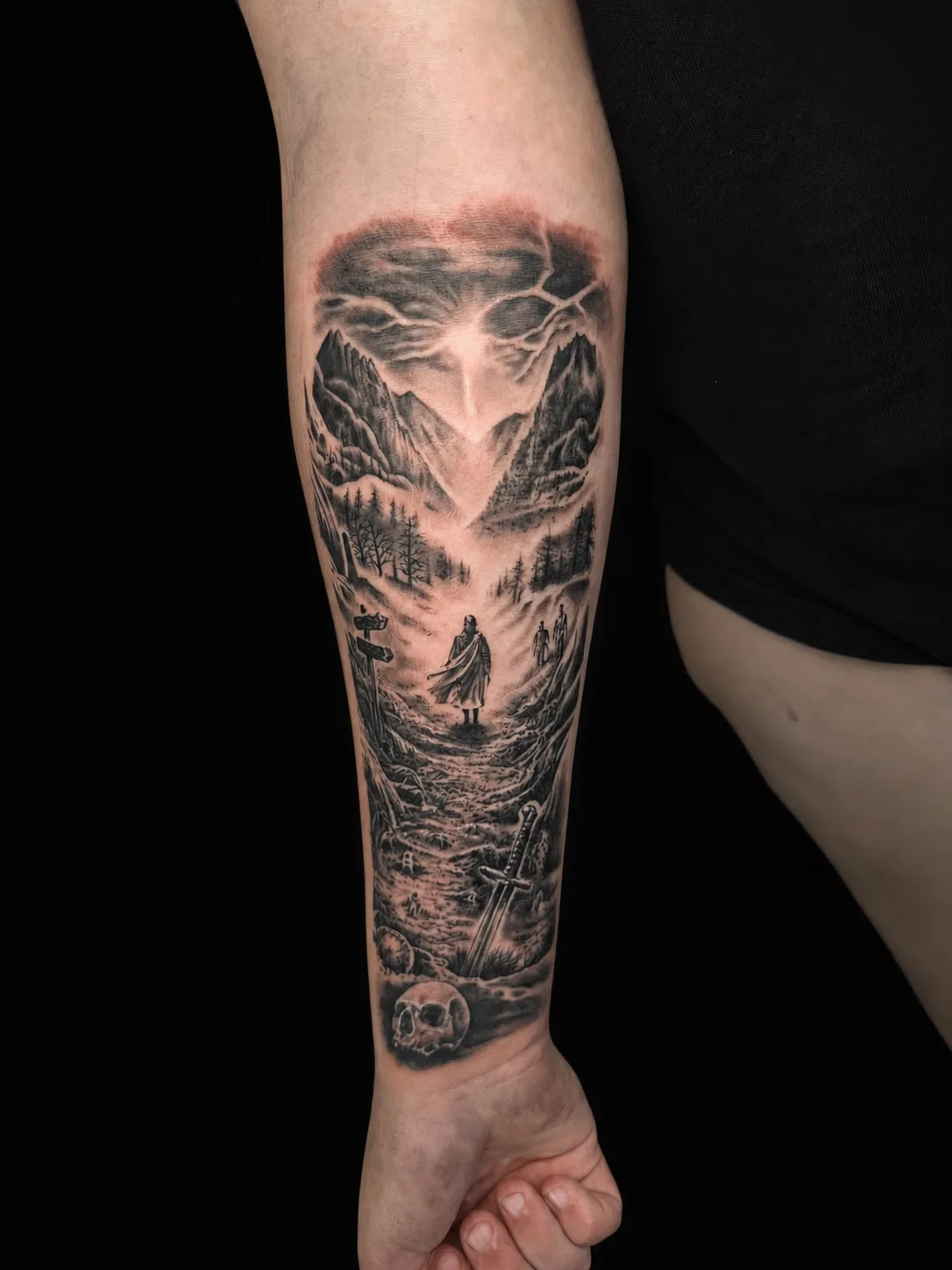 Fantasy-Landschaft als Black-and-Grey-Tattoo von Dominik Stegner